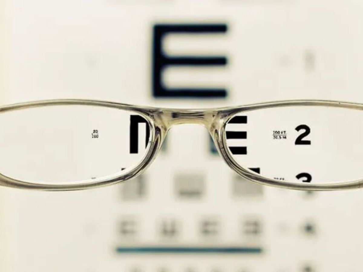 La FDA aprueba tratamiento de gotas para la visión cansada