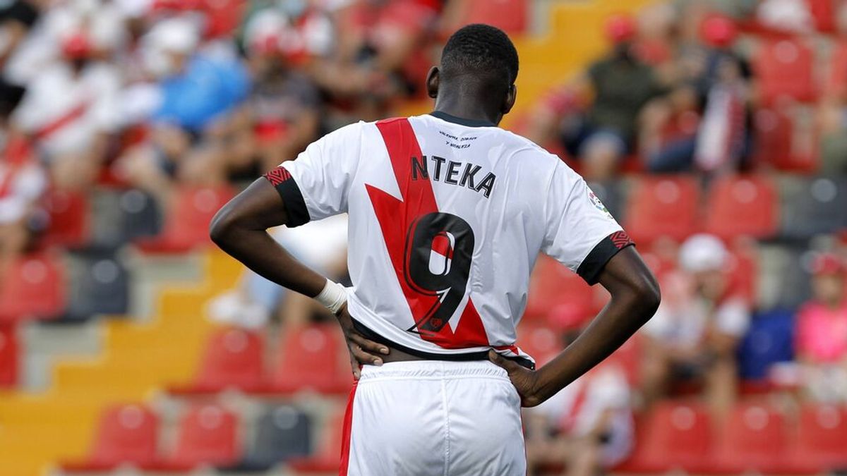 Randy Nteka, el 9 del Rayo Vallecano, que ha pasado de limpiar vestuarios e jugar en el Bernabéu Randy Nteka, el 9 del Rayo Vallecano, que ha pasado de limpiar vestuarios e jugar en el Bernabéu