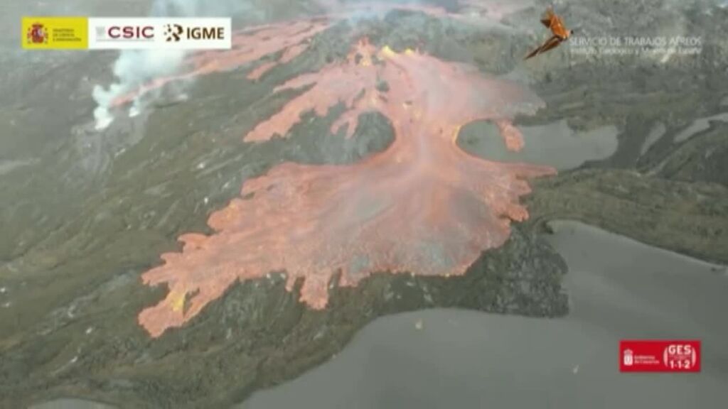Las coladas de lava fluida se estancan al llegar a escasos metros del mar