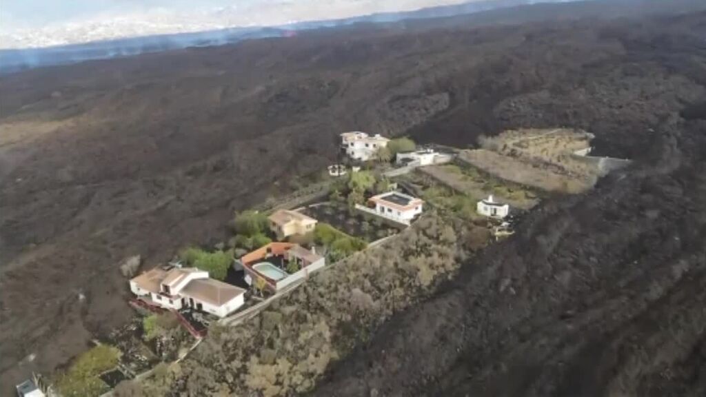 La lava sigue amenzando al municipio palmero de Puerto Naos