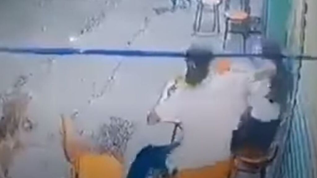 Un maltratador golpea a una mujer y esta le responde con la misma moneda