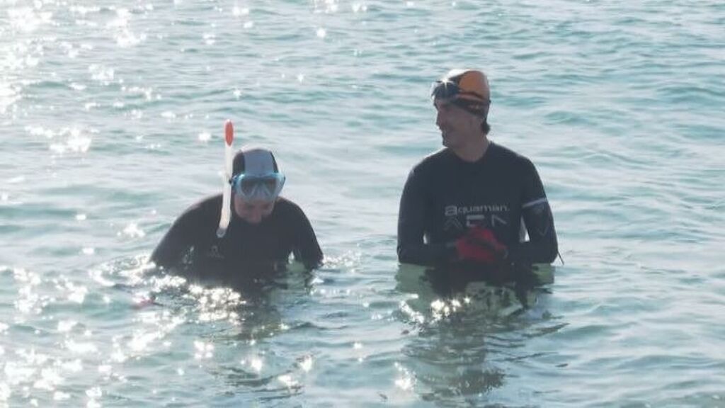 Recogen en una hora 510 kg de basura del fondo marino de la playa Mar Bella de Barcelona