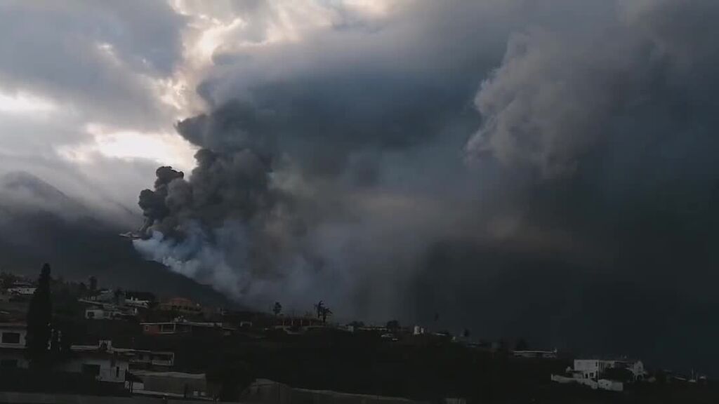 Los vientos del suroeste alejan del Valle de Aridane en la isla de La palma las columnas de humo y gases emitids por el volcán de Cumbre Vieja