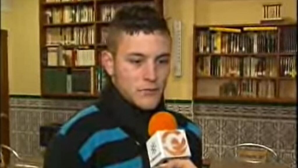 Samuel Benítez, amigo de Miguel Carcaño, hablando a los medios