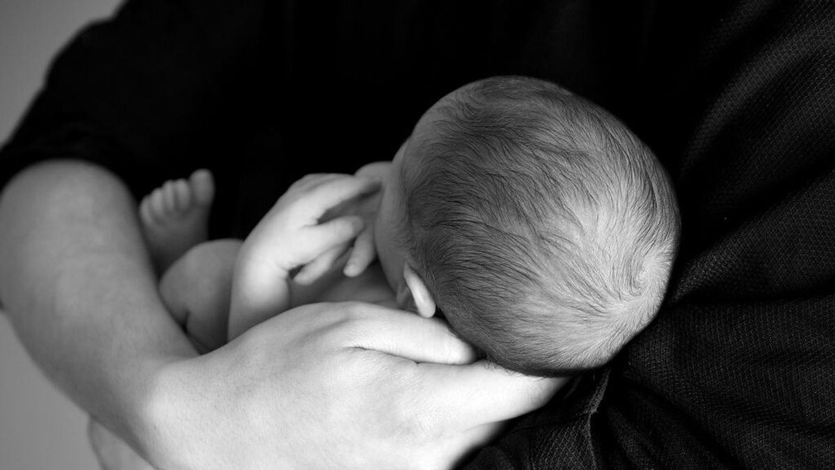 Un bebé nace con una extraña 'cola' de 12 centímetros: los médicos están asombrados