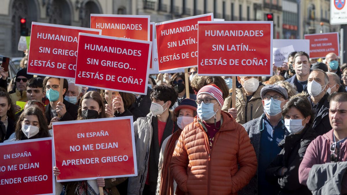 La Plataforma Escuela con Clásicos se concentra en Madrid: "Humanidades sin latín, ¿estás de coña?"