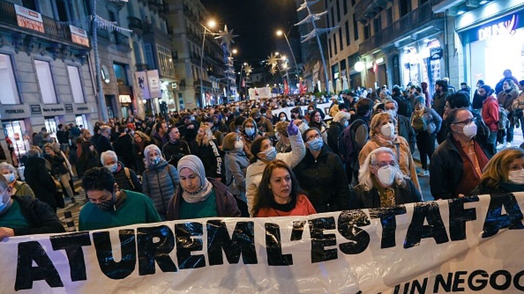 Unas 1 800 personas se manifiestan en Barcelona contra la subida del precio de la luz