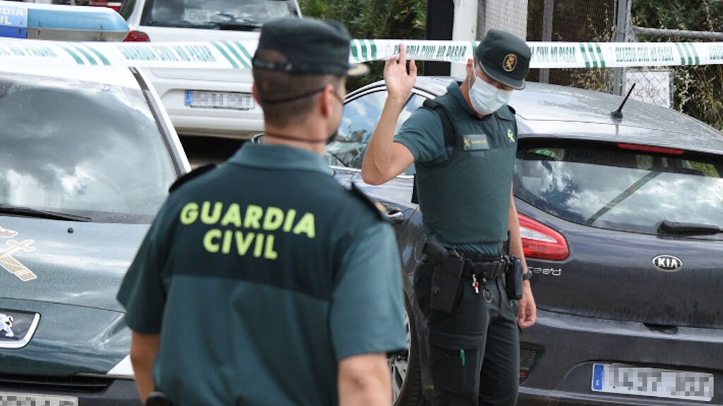 Agentes de la Guardia Civil salvan a un niño que se ahogaba con una golosina en Huelva
