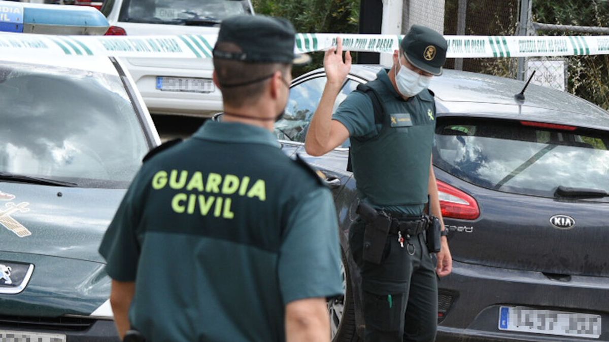 Agentes de la Guardia Civil salvan a un niño que se ahogaba con una golosina en Huelva