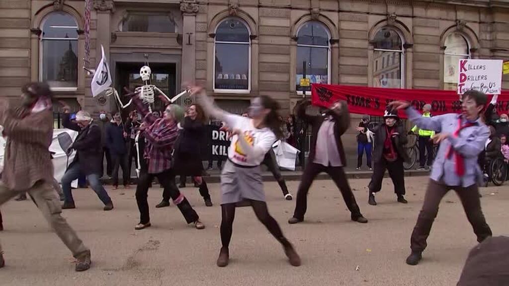 Baile al ritmo de 'Thriller', activistas por el clima protestan durante la COP26 en Glasgow