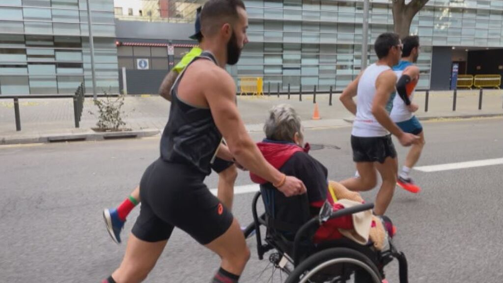 Consigue el récord del mundo corriendo y empujando a su madre con esclerosis múltiple en silla de ruedas