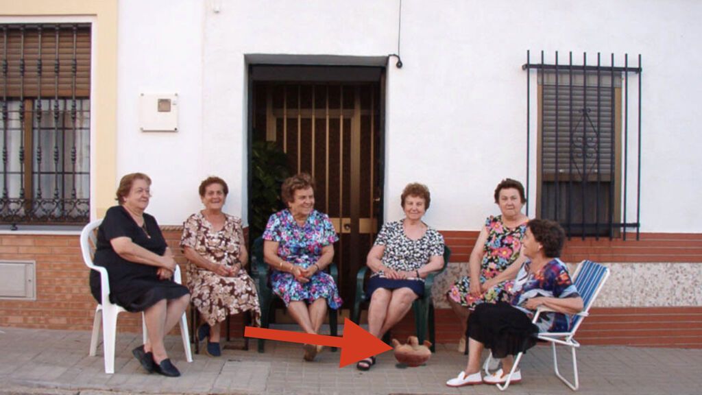 El botijo añadido en la foto "Señoras al fresco"