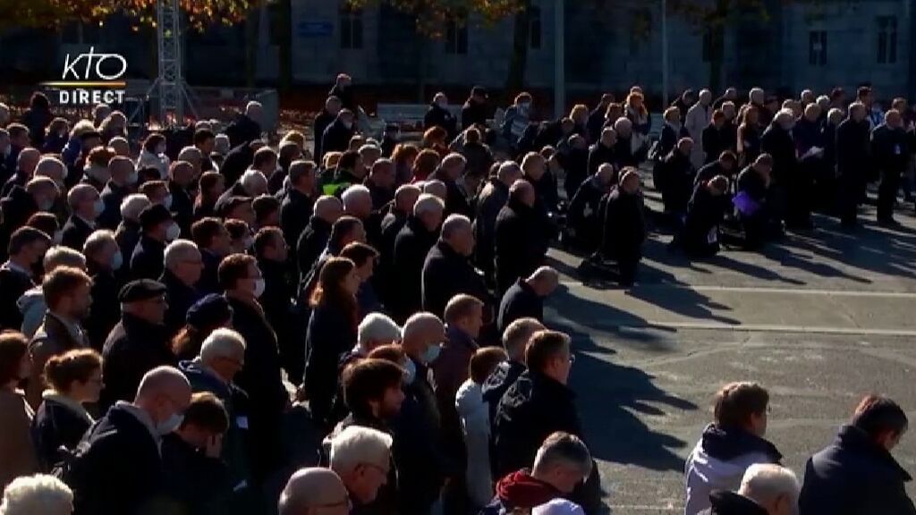 Obispos franceses en Lourdes piden perdón de rodillas por los abusos a menores