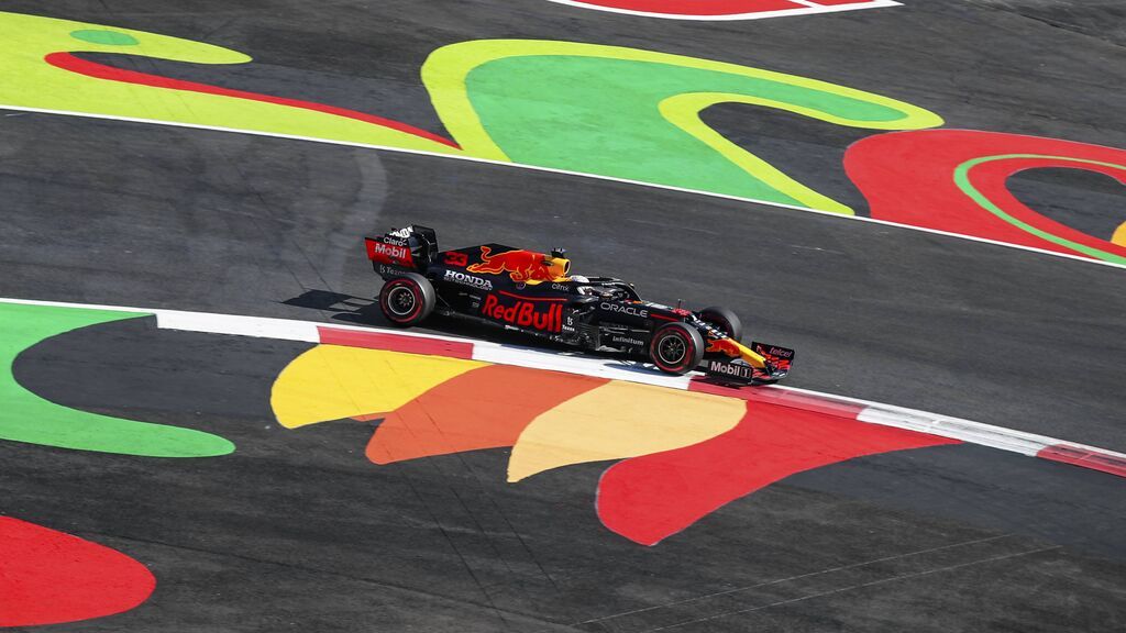 Verstappen gana a Hamilton en la salida: Carlos Sainz, quinto y Fernando Alonso, noveno