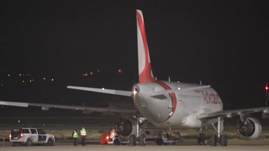 Investigan si la huida de pasajeros del avión marroquí que aterrizó en Palma se orquestó en Facebook