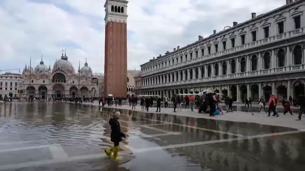El “acqua alta” llena de agua la Plaza de San Marcos en Venecia