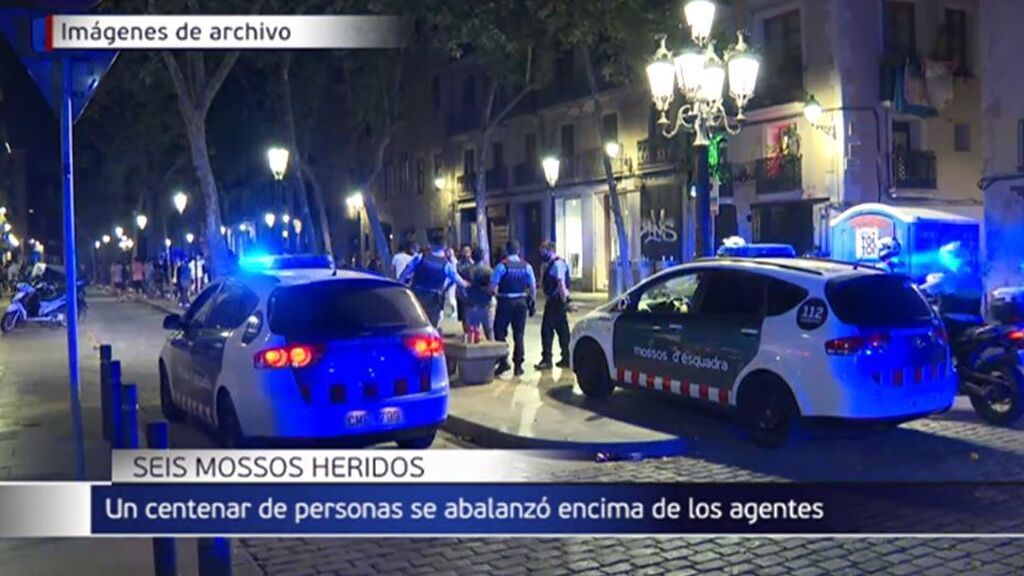 Un centenar de personas ataca a los Mossos d'Esquadra y libera a un detenido que había robado una botella de licor en Barcelona