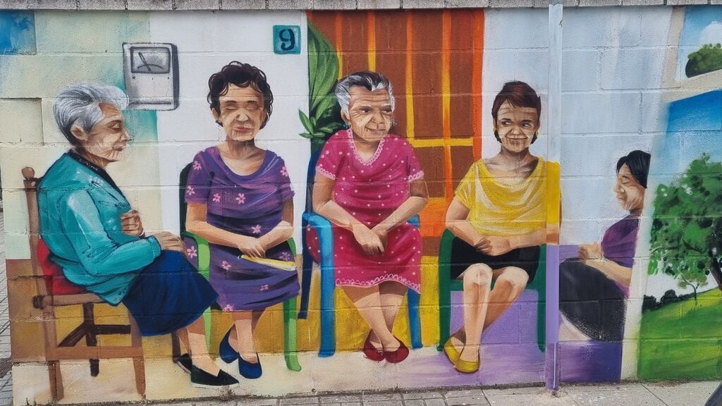 Mural de grafitti de "Señoras al fresco" en Córdoba