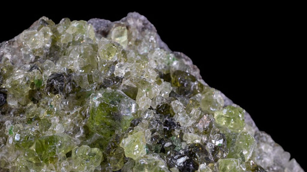 Olivino, el extraño mineral expulsado por el volcán de La Palma, entre la joyería y la superstición