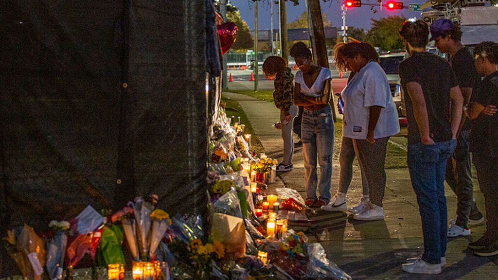 Ramos de flores en recuerdo de las víctimas de la marea humana del festival de música Astroworld, en Texas