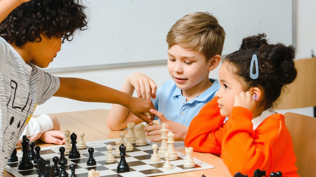 NIÑOS.JUGADO.AJEDREZ