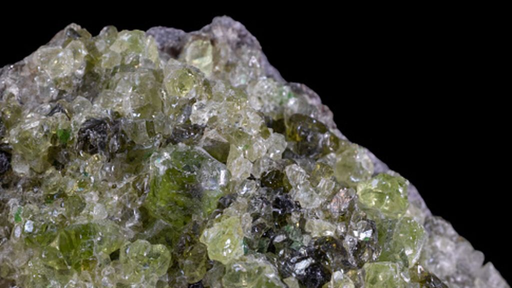 Una roca con incrustaciones de olivino