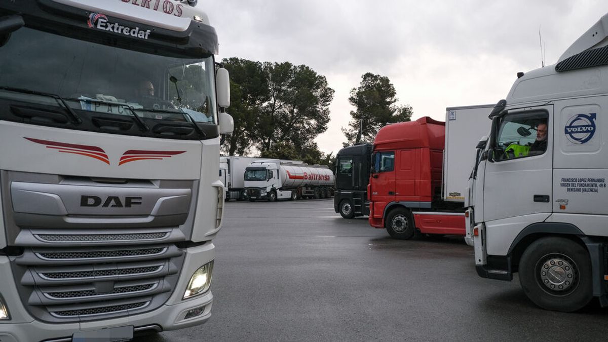 Varios camioneros estacionados en el área de servicio de Cambrils, colindante a la autovía A7 (Archivo) Varios camioneros estacionados en el área de servicio de Cambrils, colindante a la autovía A7 (Archivo)