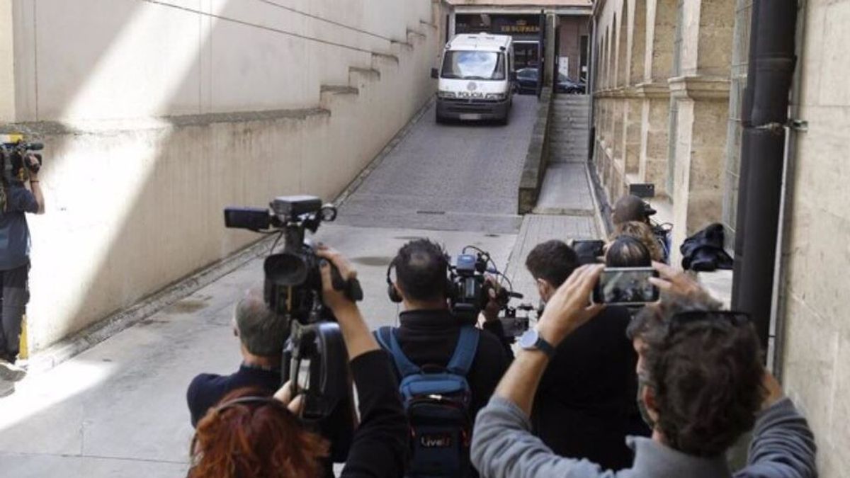El furgón de la Policía Nacional llegando al Juzgado con los marroquíes detenidos