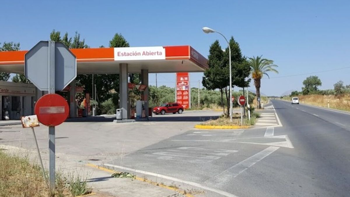Roba un coche con un niño de 6 años dentro y después le deja en una gasolinera en Almargen, Málaga
