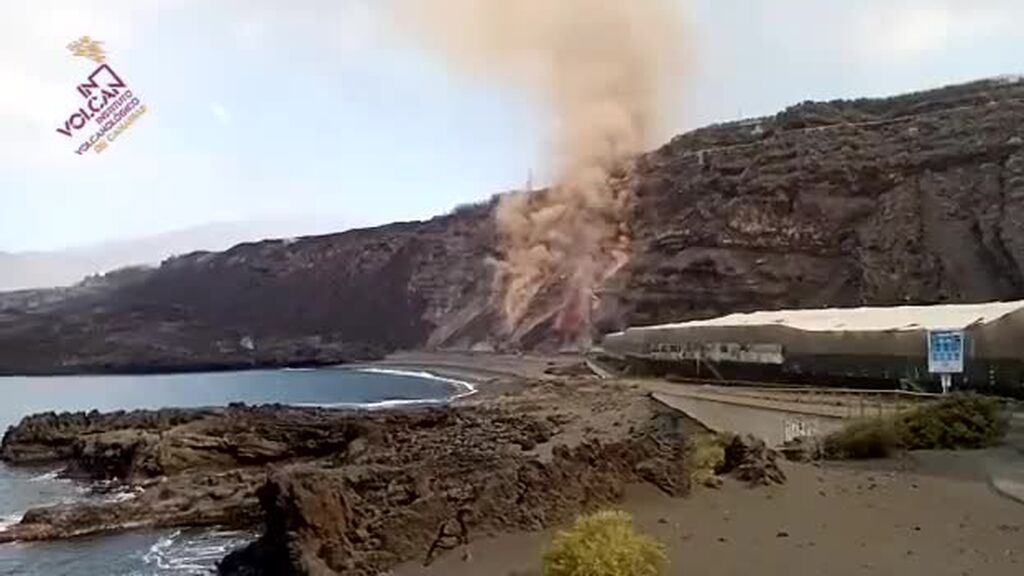 La lava del volcán de Cumbre Vieja llega a la playa de Los Guirres