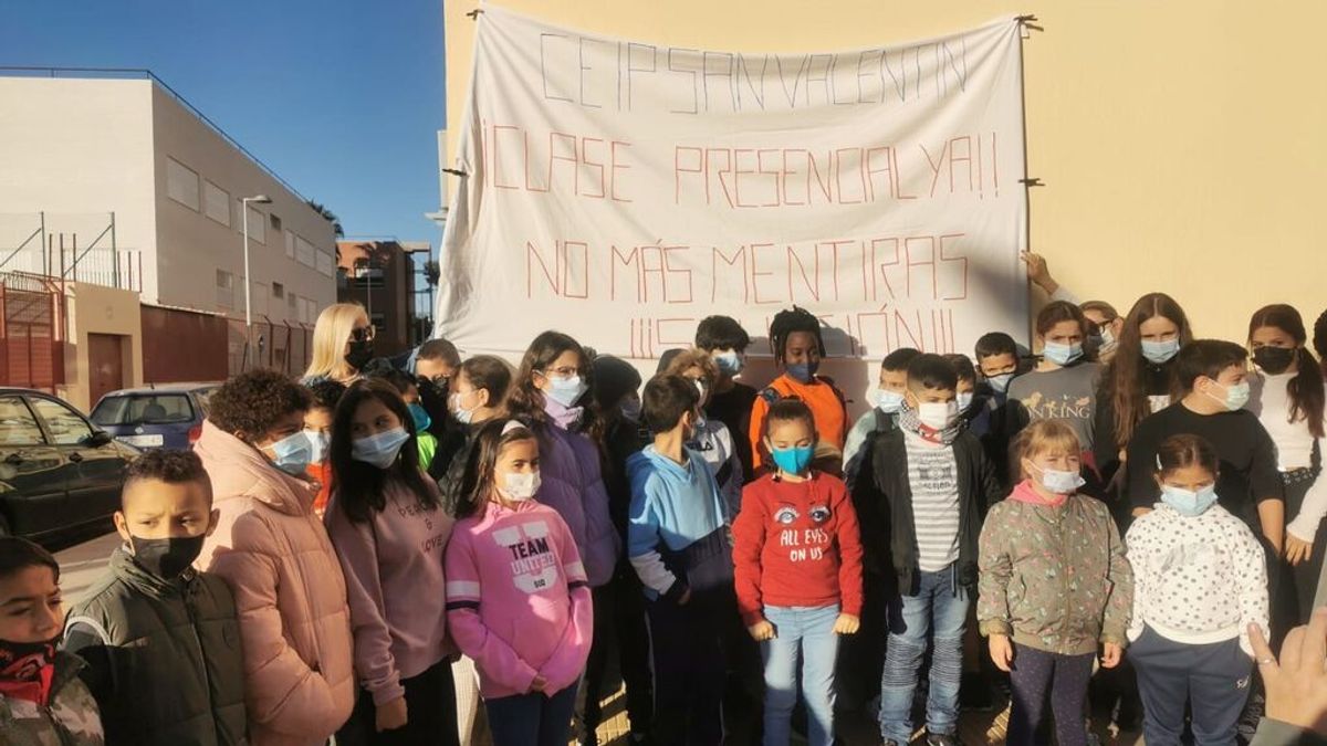 Más de un centenar de niños de Almería llevan dos semanas sin poder asistir a su colegio por peligro de derrumbe del edificio Más de un centenar de niños de Almería llevan dos semanas sin poder asistir a su colegio por peligro de derrumbe del edificio