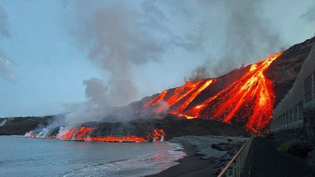 La playa de Los Guirres en La Palma desaparece por completo con la nueva llegada de la lava al mar
