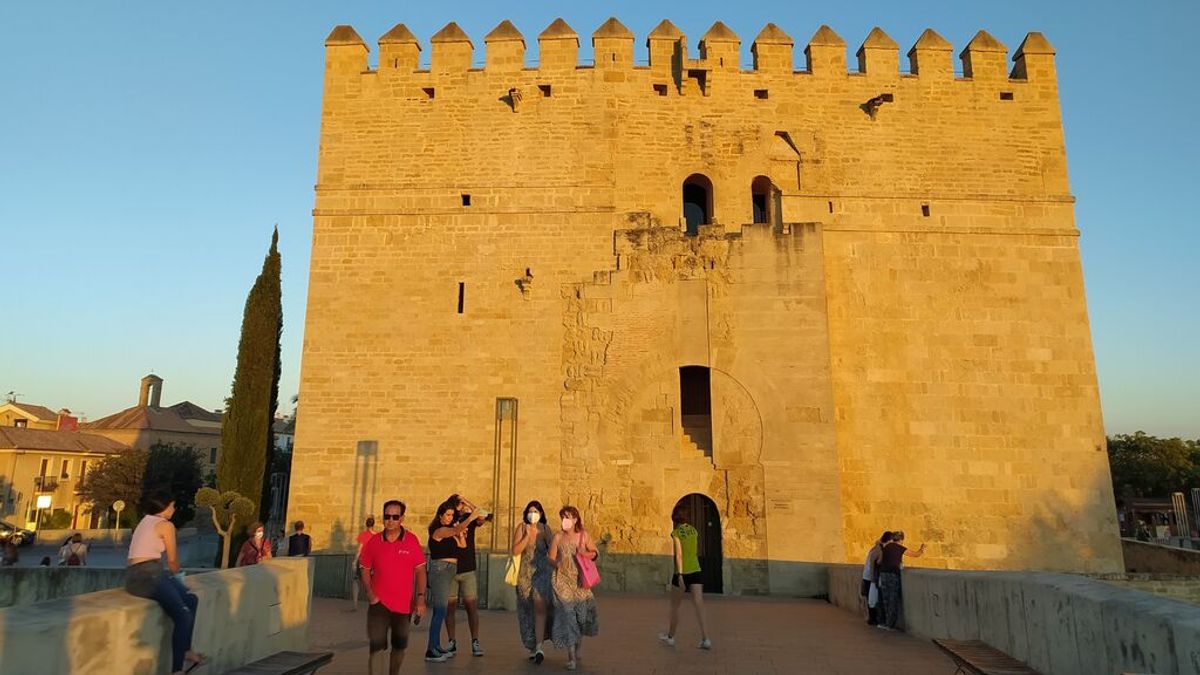 Turistas en el Puente Romano, ante a la Torre de la Calahorra, el pasado puente del Pilar Turistas en el Puente Romano, ante a la Torre de la Calahorra, el pasado puente del Pilar