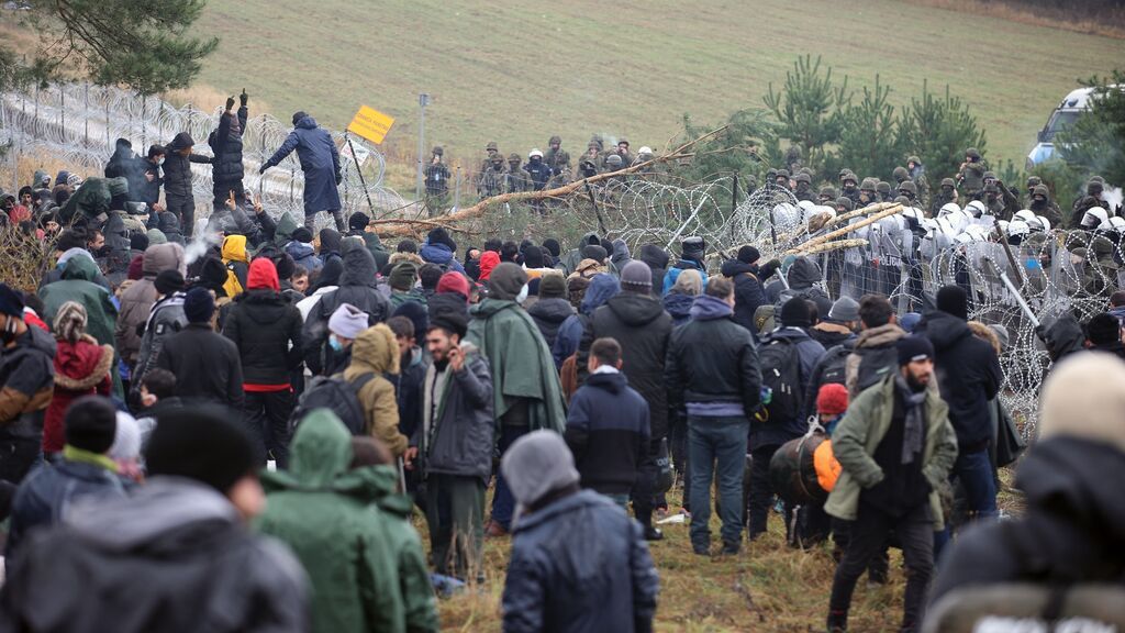 Decenas de migrantes logran derribar las vallas y cruzar la frontera entre Bielorrusia y Polonia