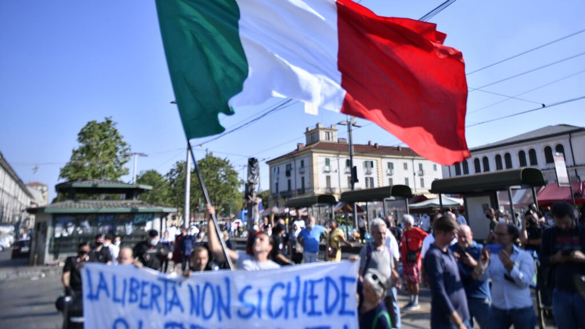 Italia prohíbe manifestaciones de los antivacunas en el centro de las ciudades