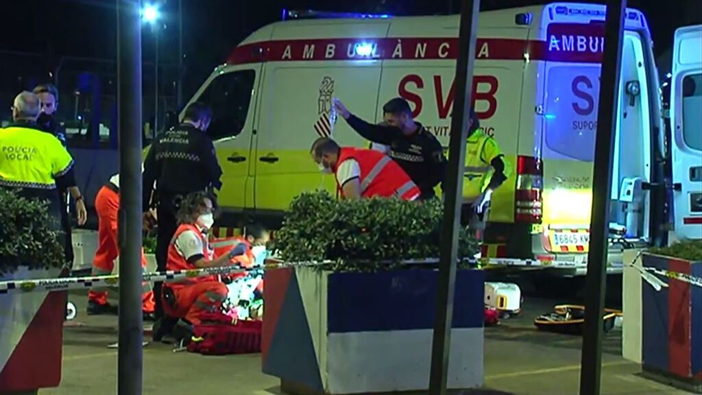 Vuelca una embarcación con ocho personas en la playa de la Malvarrosa por los efectos de la borrasca Blas