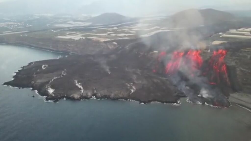 La colada de lava cayendo al mar en Los Guirres, vista desde el aire