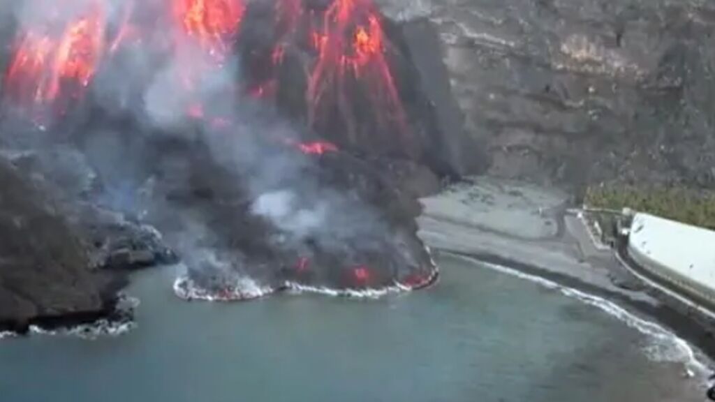 Captan desde un dron cómo la colada del volcán de La Palma cae al mar