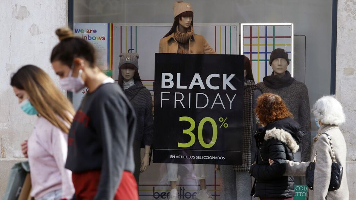 Escaparate anunciando los descuentos del 'Black Friday' Escaparate anunciando los descuentos del 'Black Friday'