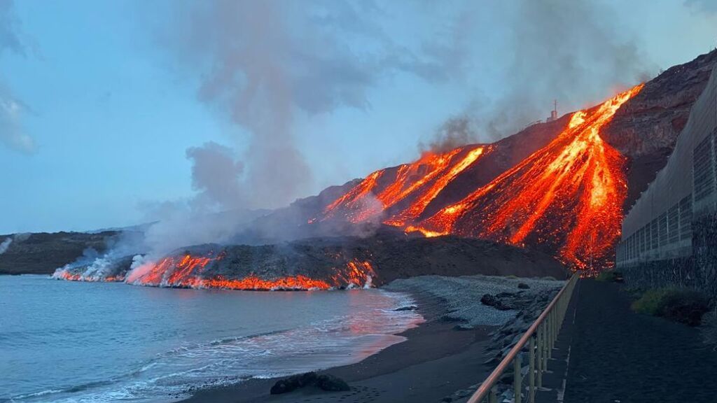 La colada dos del volcán de La Palma cae al mar en Los Guirres