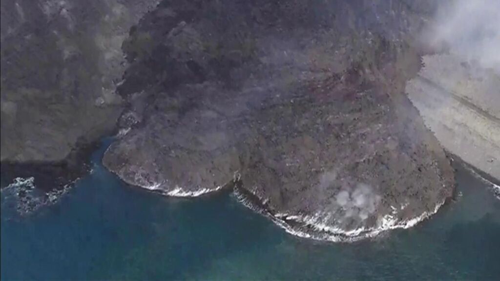 La lava del volcán de La Palma cae sobre la playa de Los Guirres junto a la otra fajana