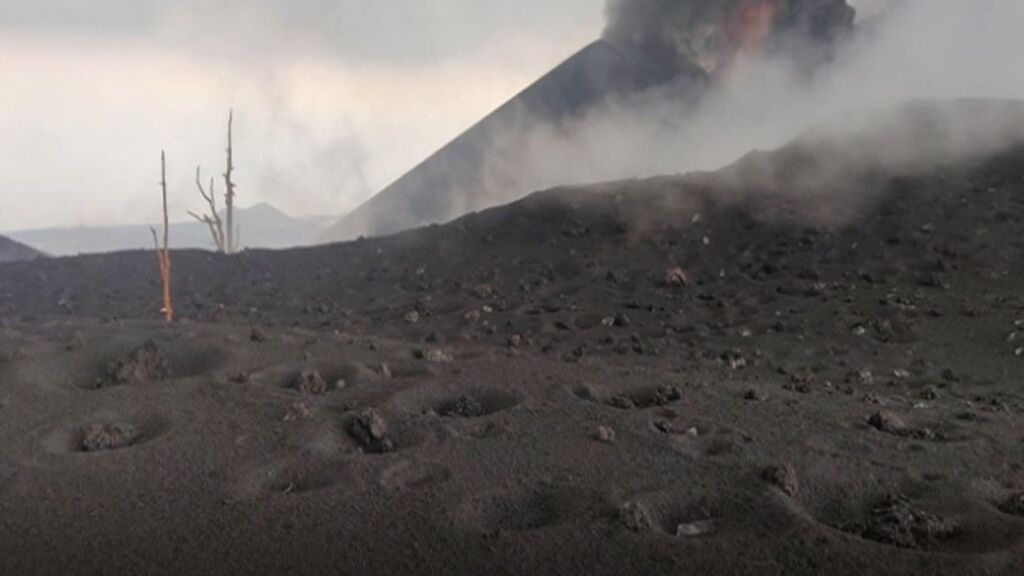 La Palma sufre 51 terremotos en una sola noche mientras el volcán deja bombas de lava