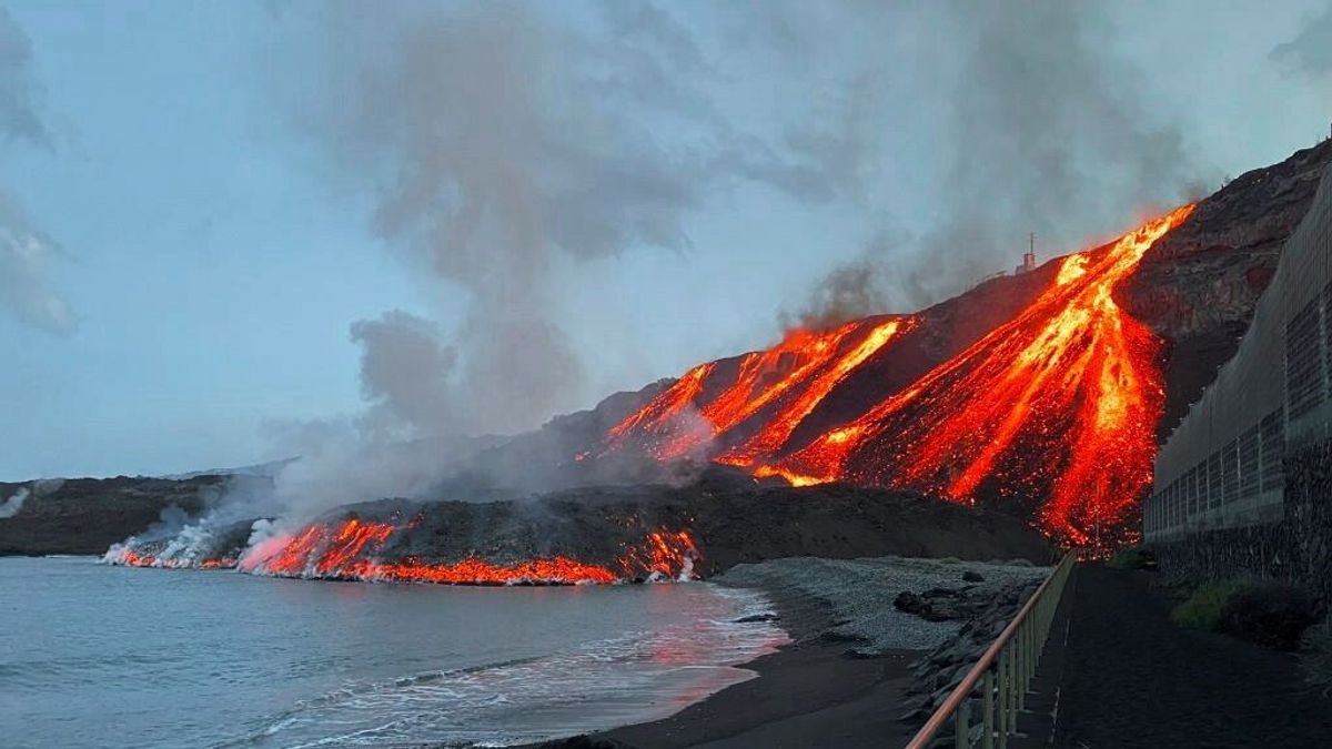 Con la nueva llegada de la lava al mar desaparece casi por completo la playa de Los Guirres en La Palma