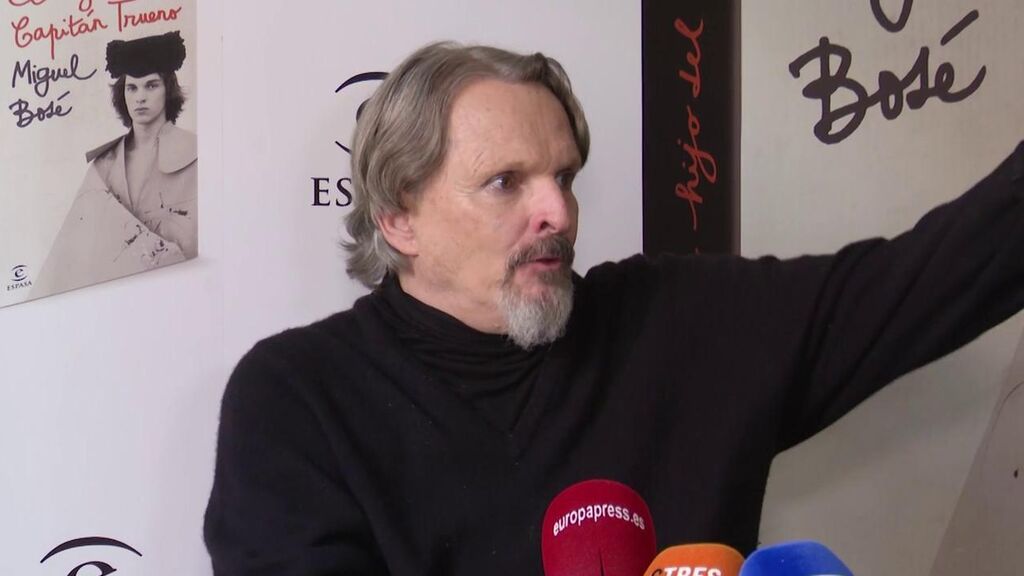 Miguel Bosé responde ante la preguntas de la prensa