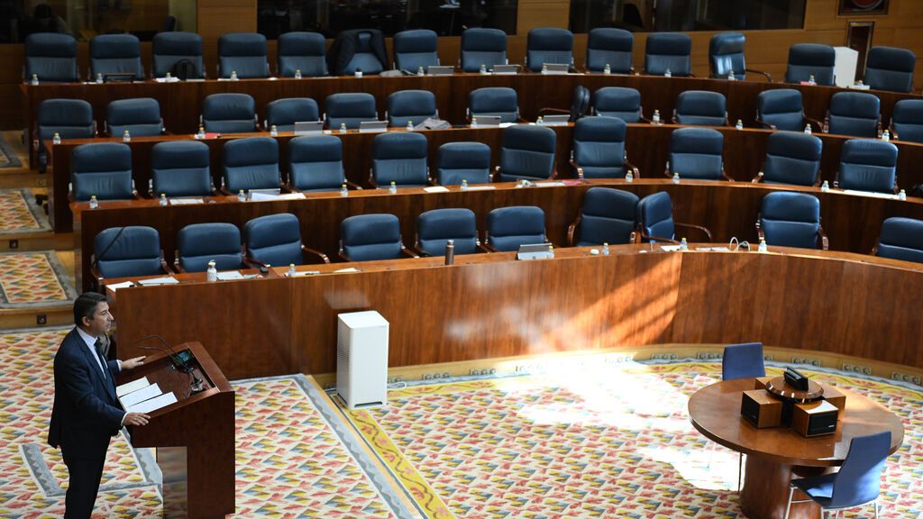 Toda la oposición, incluido Vox, abandona la Asamblea de Madrid