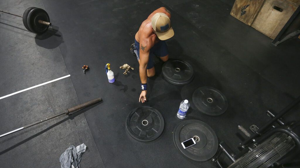 EuropaPress_3135589_18_may_2020_us_st_petersburg_eric_miret_cleans_his_equipment_in_his_taped