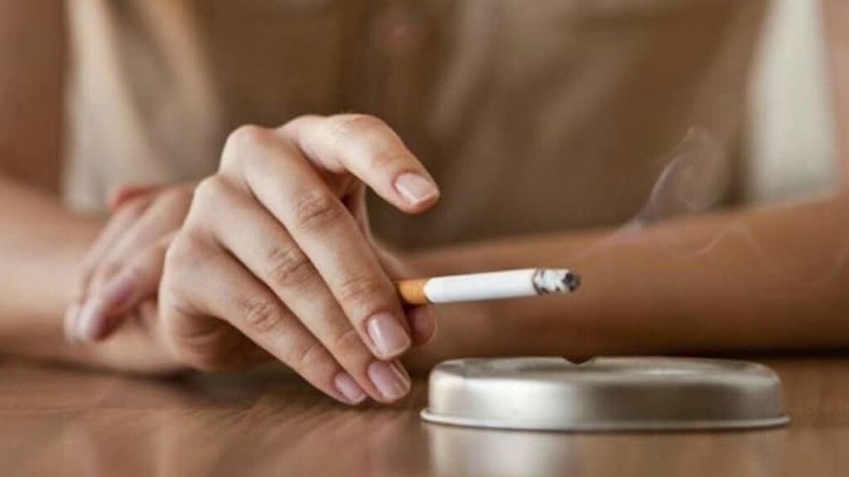 Los trucos definitivos para quitar la nicotina de los dedos si eres fumador: así podrás eliminar esas manchas amarillas tan desagradables.
