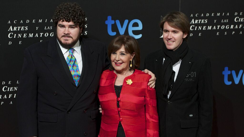 Concha Velasco junto a sus dos hijos, en una foto de archivo