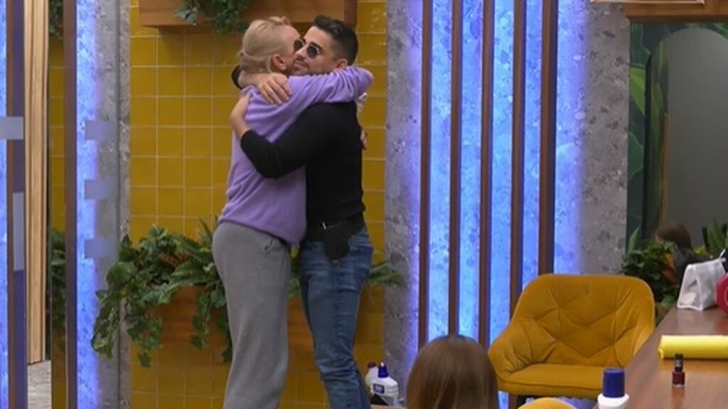 Lucía y Miguel se abrazan