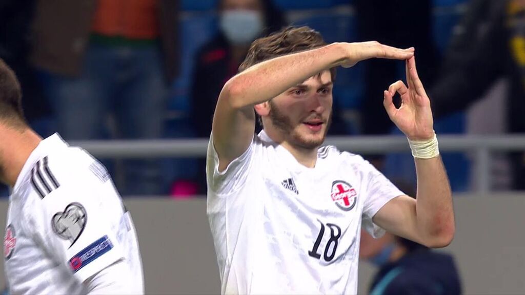 Kvaratskhelia fulmina a Suecia tras un grave error defensivo (2-0)